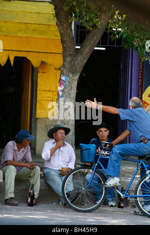 Les hommes à Lujan de Cuyo, Mendoza, Argentine région. Banque D'Images