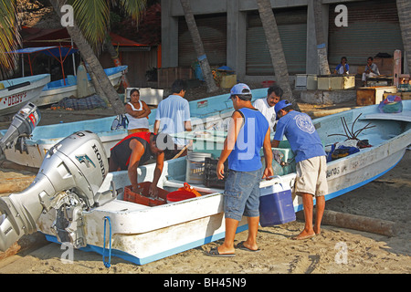 Puerto Escondido Oaxaca au Mexique, port de pêche de capture de l'inspection des villageois Banque D'Images