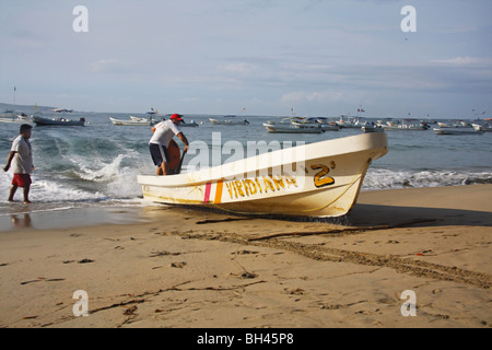 Bateau de pêche dans l'échouage à Puerto Escondido Oaxaca Mexique Banque D'Images