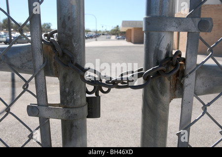 Un cadenas sur une porte de l'école. Banque D'Images