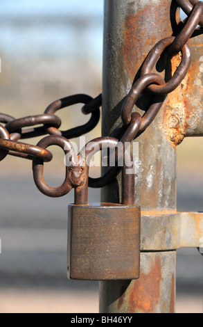 Un cadenas sur une porte de l'école. Banque D'Images