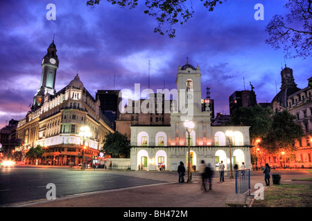 Cabildo national à la façade de la "Plaza de Mayo" (Place de Mai) au crépuscule, Buenos Aires, Argentine Banque D'Images