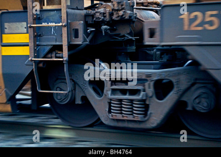 Detail shot de matériel ferroviaire trucks racing en bas de la voie en tant que nations cherchent à réduire les émissions et mettre en œuvre l'énergie verte Banque D'Images