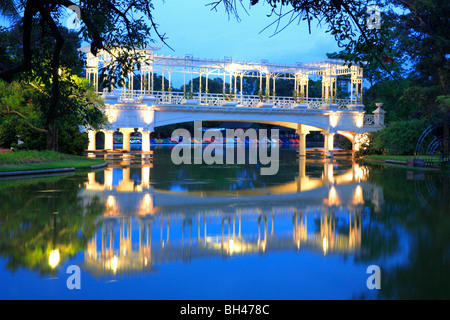 "Rosedal" de Palerme : ancien style de pont à Palerme lacs au crépuscule, avec la couleur de fond à bateaux. Buenos Aires, Argentine. Banque D'Images