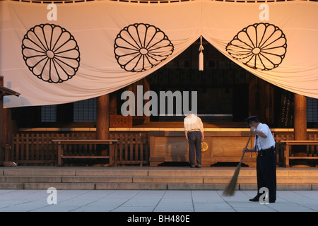 Les visiteurs de Yasukuni Jinja (sanctuaire), le culte aux morts de la Seconde Guerre mondiale 2 , Kudanshita district de Tokyo, Japon Banque D'Images
