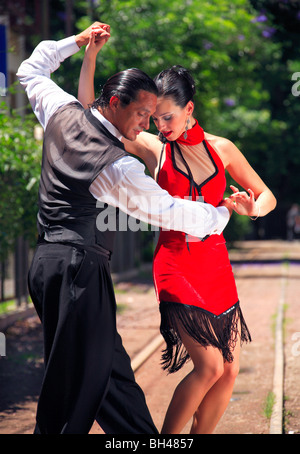 Fanny et Fabio dancers performing Tango, milonga et canyengue à Caminito, la Boca, Buenos Aires, Argentine. Banque D'Images