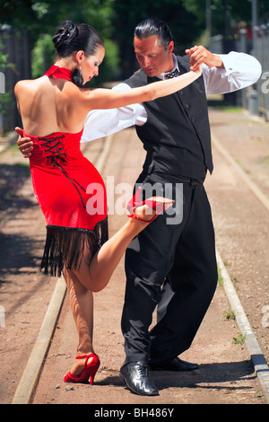 Fanny et Fabio dancers performing Tango, milonga et canyengue à Caminito, la Boca, Buenos Aires, Argentine. Banque D'Images