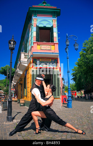 Fanny et Fabio dancers performing Tango, milonga et canyengue à Caminito, la Boca, Buenos Aires, Argentine. Banque D'Images