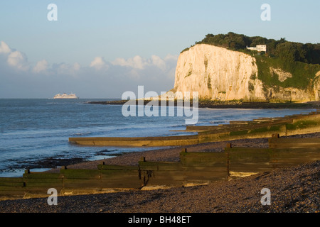 Rivage Stoney en été à St Margarets Bay près de Douvres. Banque D'Images