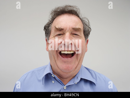 Senior businessman portant une chemise ( l'âge de 60 ans à 75 ans ), rire Banque D'Images