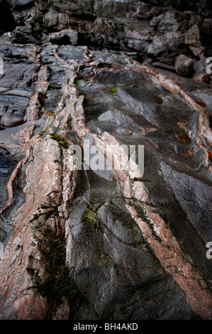 Les veines de quartz rose dans la roche à Randolphs gorge leap sur la rivière Findhorn. Banque D'Images