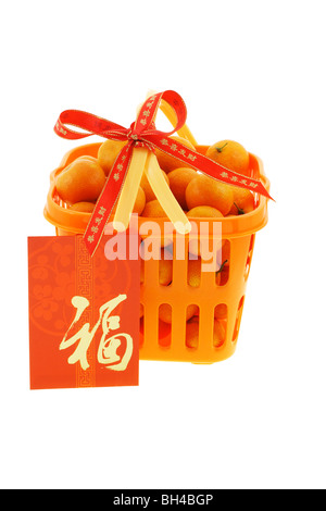 Panier-cadeau de mandarines et nouvel an chinois paquet rouge sur fond blanc Banque D'Images