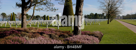 Vue panoramique du cimetière militaire américain au-dessus d'Omaha Beach en Normandie, montrant des tombes et des jardins. Banque D'Images