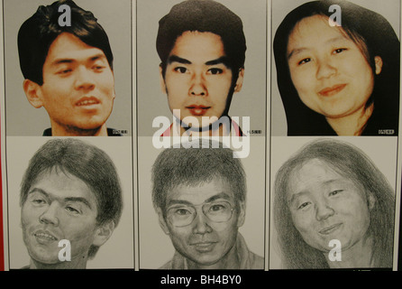 'Police' voulais poster pour les membres d'Aum Shinrikyo Vérité suprême, culte à Tokyo, Japon Banque D'Images