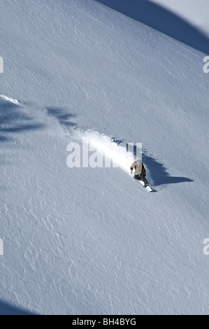 Un homme snowboards en bas d'une pente sur Teton Pass, le Wyoming. Banque D'Images