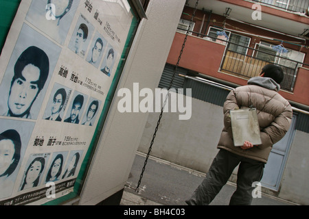 Les activités de contrôle de la police du culte à l'extérieur de bâtiments occupés par l'Aum Shinrikyo Vérité suprême Cult, Tokyo, Japon. Banque D'Images