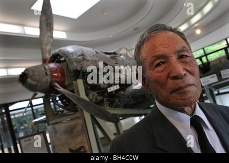Shigeyoshi Hamazono, 81 ans, 'kamikaze' dans le pilote de la Force spéciale d'attaque japonaise PENDANT LA SECONDE GUERRE MONDIALE, dans la région de Chiran, au Japon. Banque D'Images