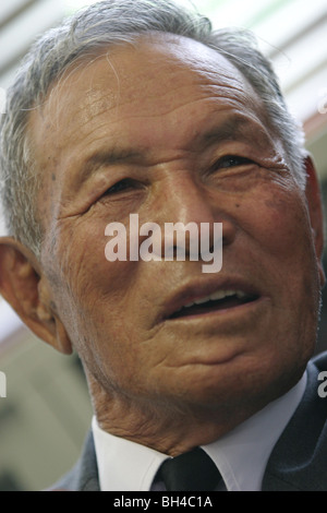 Shigeyoshi Hamazono, 81 ans, 'kamikaze' dans le pilote de la Force spéciale d'attaque japonaise PENDANT LA SECONDE GUERRE MONDIALE, dans la région de Chiran, au Japon. Banque D'Images