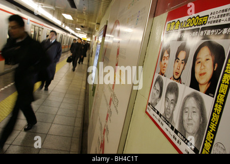 'Police' voulais poster pour les membres d'Aum Shinrikyo Vérité suprême, culte à Tokyo, Japon Banque D'Images