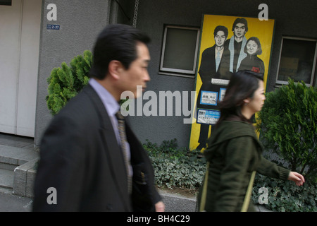 'POSTER' voulait les criminels, pour les membres du culte Aum Shinrikyo se trouve à l'extérieur d'un poste de police, pour l'année 1995 attaque au sarin à Tokyo. Banque D'Images