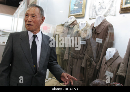 Shigeyoshi Hamazono, 81 ans, 'kamikaze' dans le pilote de la Force spéciale d'attaque japonaise PENDANT LA SECONDE GUERRE MONDIALE, dans la région de Chiran, au Japon. Banque D'Images