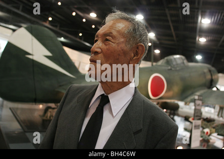 Shigeyoshi Hamazono, 81 ans, 'kamikaze' dans le pilote de la Force spéciale d'attaque japonaise PENDANT LA SECONDE GUERRE MONDIALE, dans la région de Chiran, au Japon. Banque D'Images