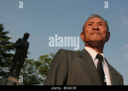 Shigeyoshi Hamazono, 81 ans, 'kamikaze' dans le pilote de la Force spéciale d'attaque japonaise PENDANT LA SECONDE GUERRE MONDIALE, dans la région de Chiran, au Japon. Banque D'Images