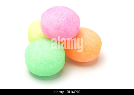 Boules de naphtaline fumigant colorées isolé sur fond blanc Photo