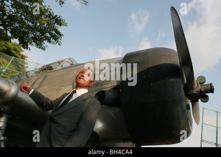 Shigeyoshi Hamazono, 81 ans, 'kamikaze' dans le pilote de la Force spéciale d'attaque japonaise PENDANT LA SECONDE GUERRE MONDIALE, dans la région de Chiran, au Japon. Banque D'Images