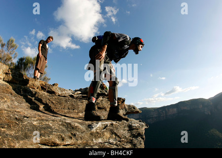 Un cavalier DE BASE vérifie les conditions avant de faire le saut d'une falaise dans les Blue Mountains, New South Wales, Australie. Banque D'Images