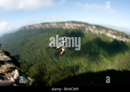 Un saute d'une falaise dans les Blue Mountains, New South Wales, Australie. Banque D'Images