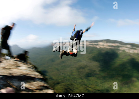 Un saute d'une falaise dans les Blue Mountains, New South Wales, Australie. Banque D'Images