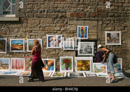 Art en vente, dans la rue, au cours d'Edinburgh International Arts Festival, Édimbourg, Écosse. Banque D'Images