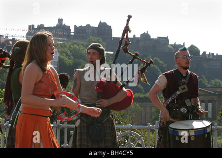 Clan de gaiteiros Wallace Society en face du château d'Edimbourg, à Edimbourg, Ecosse. Banque D'Images