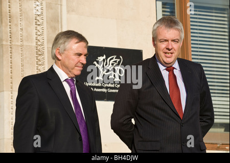 Carwyn Jones (R) sur le premier jour en tant que premier ministre du gouvernement de l'Assemblée avec le vice-premier ministre Ieuan Wyn Jones (L) Banque D'Images