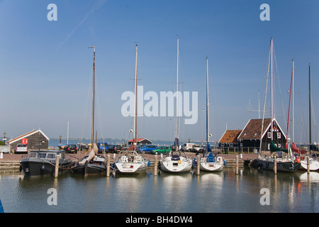 Un port avec des bateaux à voile à Marken. Banque D'Images