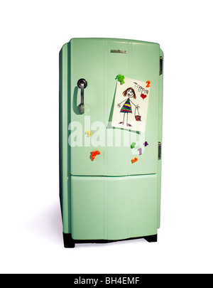 Réfrigérateur avec un dessin d'enfant et d'aimants sur un fond blanc Banque D'Images
