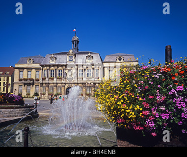 Fleurs et fontaine en face de l'Hôtel de ville de Troyes Place Alexandre Israël en Banque D'Images