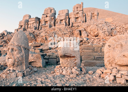 Chefs des dieux et le roi Antiochus de Commagène 1 terrasse à l'Est de la temple funéraire du Mont Nemrut. Banque D'Images