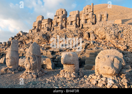 Chefs des dieux et le roi Antiochus de Commagène 1 terrasse à l'Est de la temple funéraire du Mont Nemrut. Banque D'Images