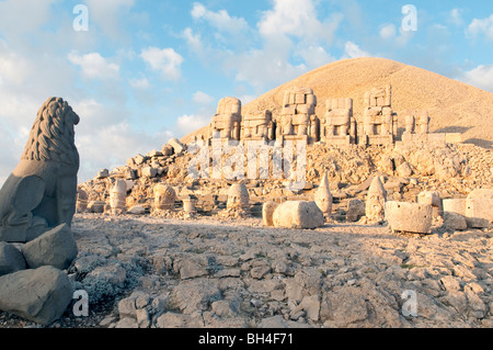 Chefs des dieux et le roi Antiochus de Commagène 1 terrasse à l'Est de la temple funéraire du Mont Nemrut. Banque D'Images