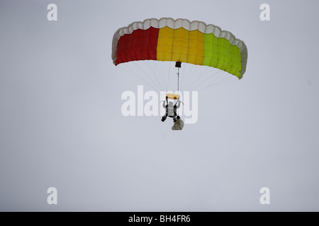 Cavalier de parachute en venir à la terre. Banque D'Images