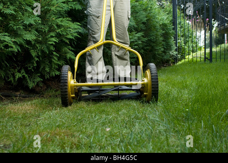 Man mowing lawn avec tondeuse, Montréal, Québec Banque D'Images