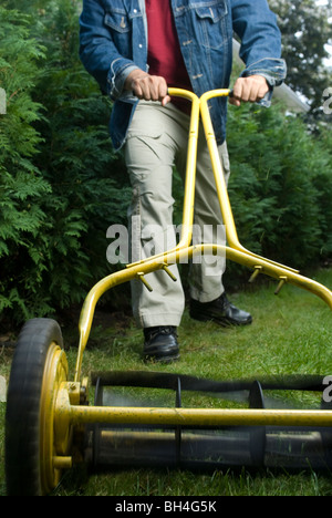 Man mowing lawn avec eco-friendly tondeuse, Montréal, Québec Banque D'Images