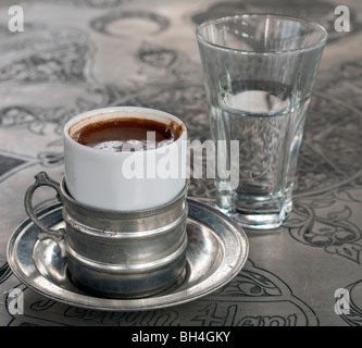Une tasse de café turc traditionnel verre d'eau et d'accompagnement Banque D'Images
