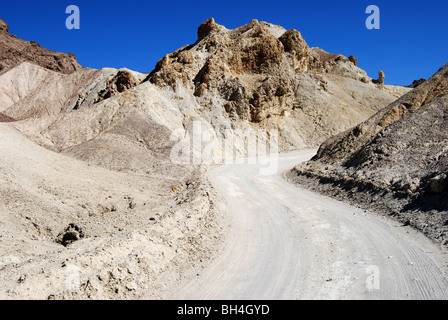 La route sinueuse dans 20 mule team Canyon, Death Valley en Californie aux États-Unis. Banque D'Images