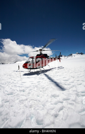 Hélicoptère à l'atterrissage sur la neige au cours d'un grand tour à la découverte des glaciers de Mts Cook et Tasmin. Banque D'Images