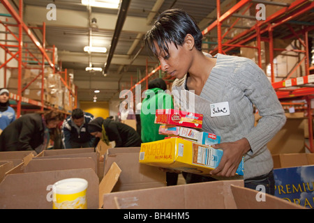 Les bénévoles à l'alimentation Pack Community Food Bank Banque D'Images