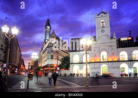 Cabildo national à la façade de la "Plaza de Mayo" (Place de Mai) au crépuscule, Buenos Aires, Argentine Banque D'Images