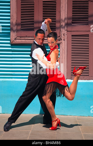 Fanny et Fabio dancers performing Tango, milonga et canyengue à Caminito, la Boca, Buenos Aires, Argentine. Banque D'Images